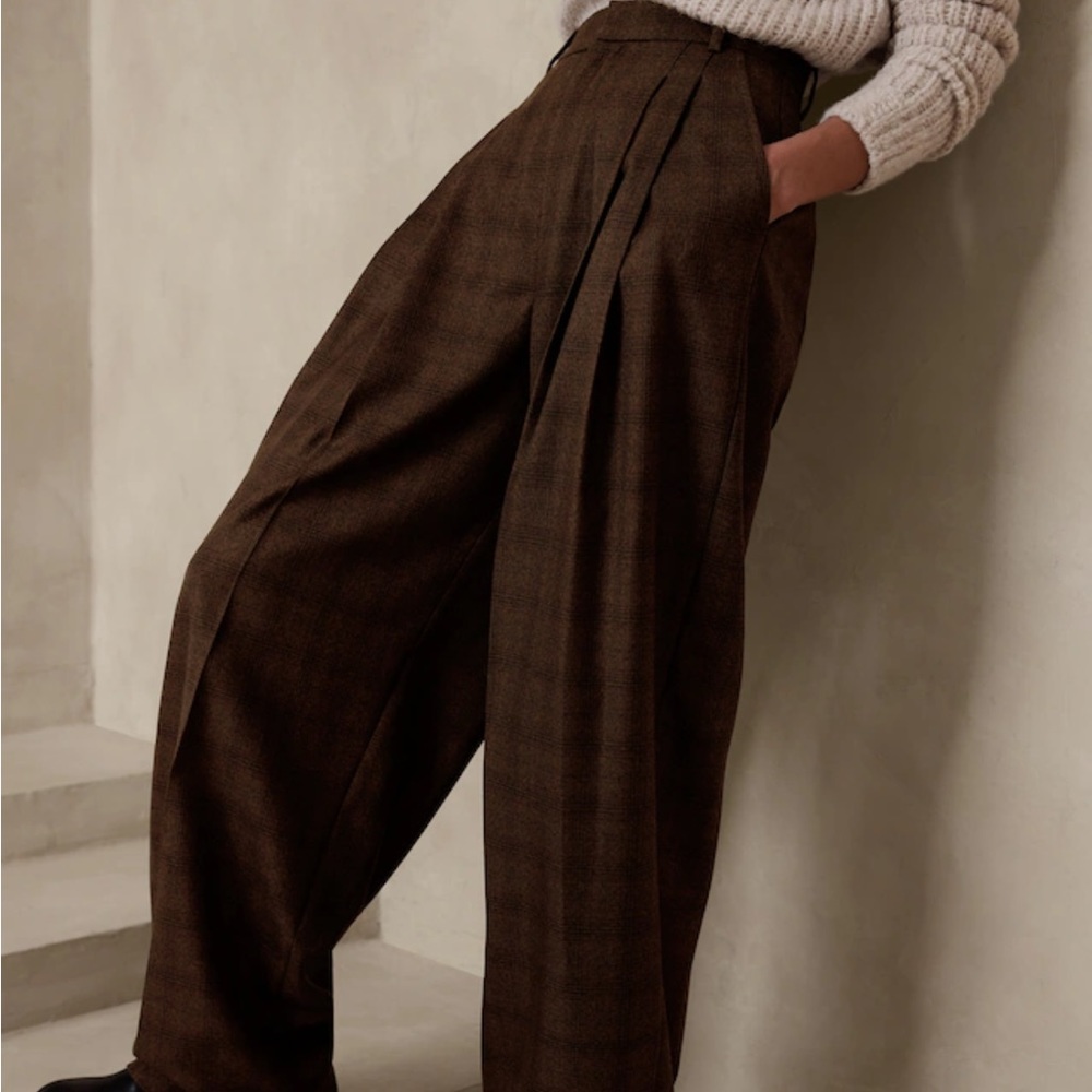 High-Waist Pleated Wide-Leg Pants in Dark Brown